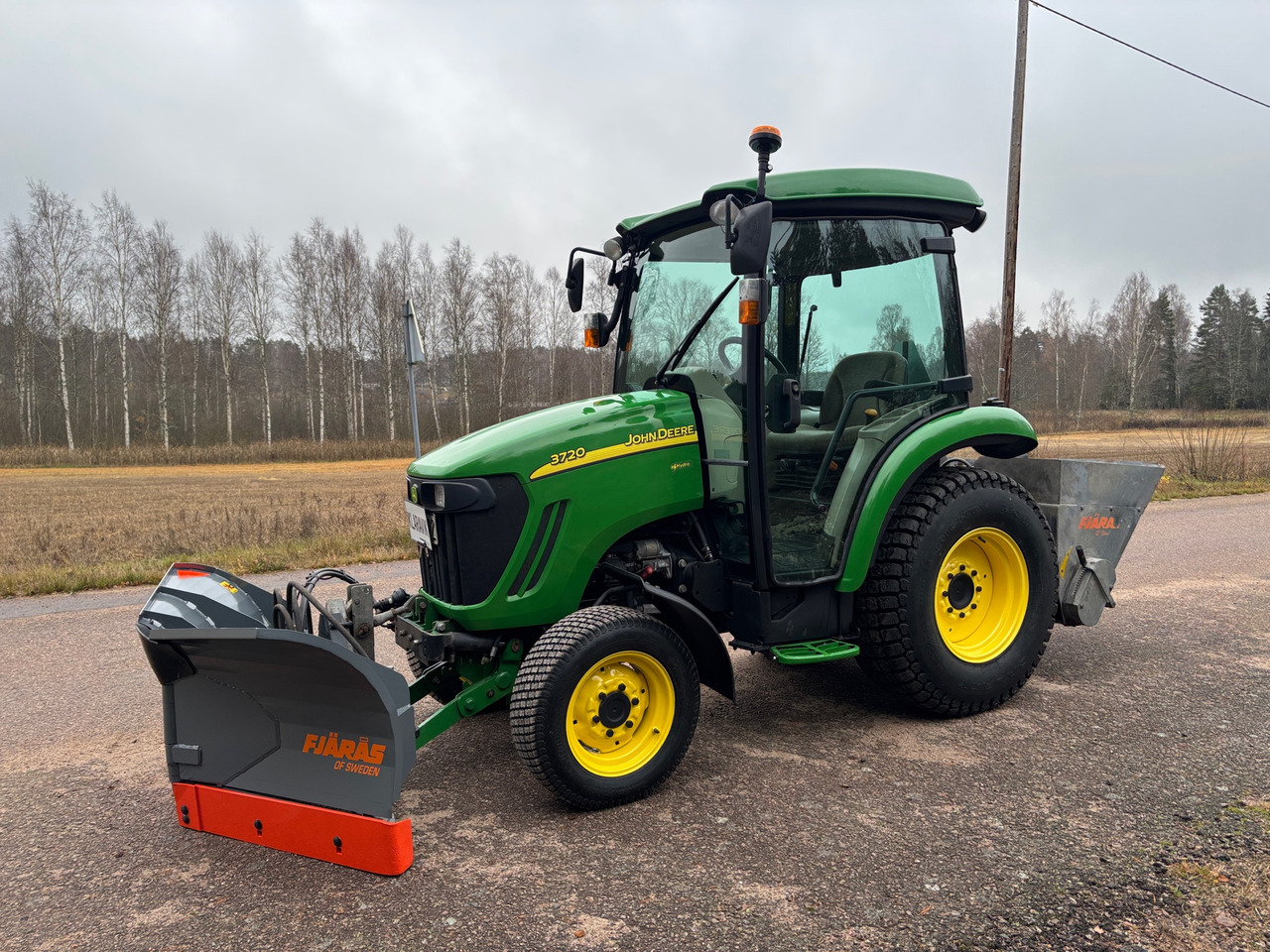 John Deere 3720 - Tractor: foto 1 John Deere 3720 - Tractor: foto 1