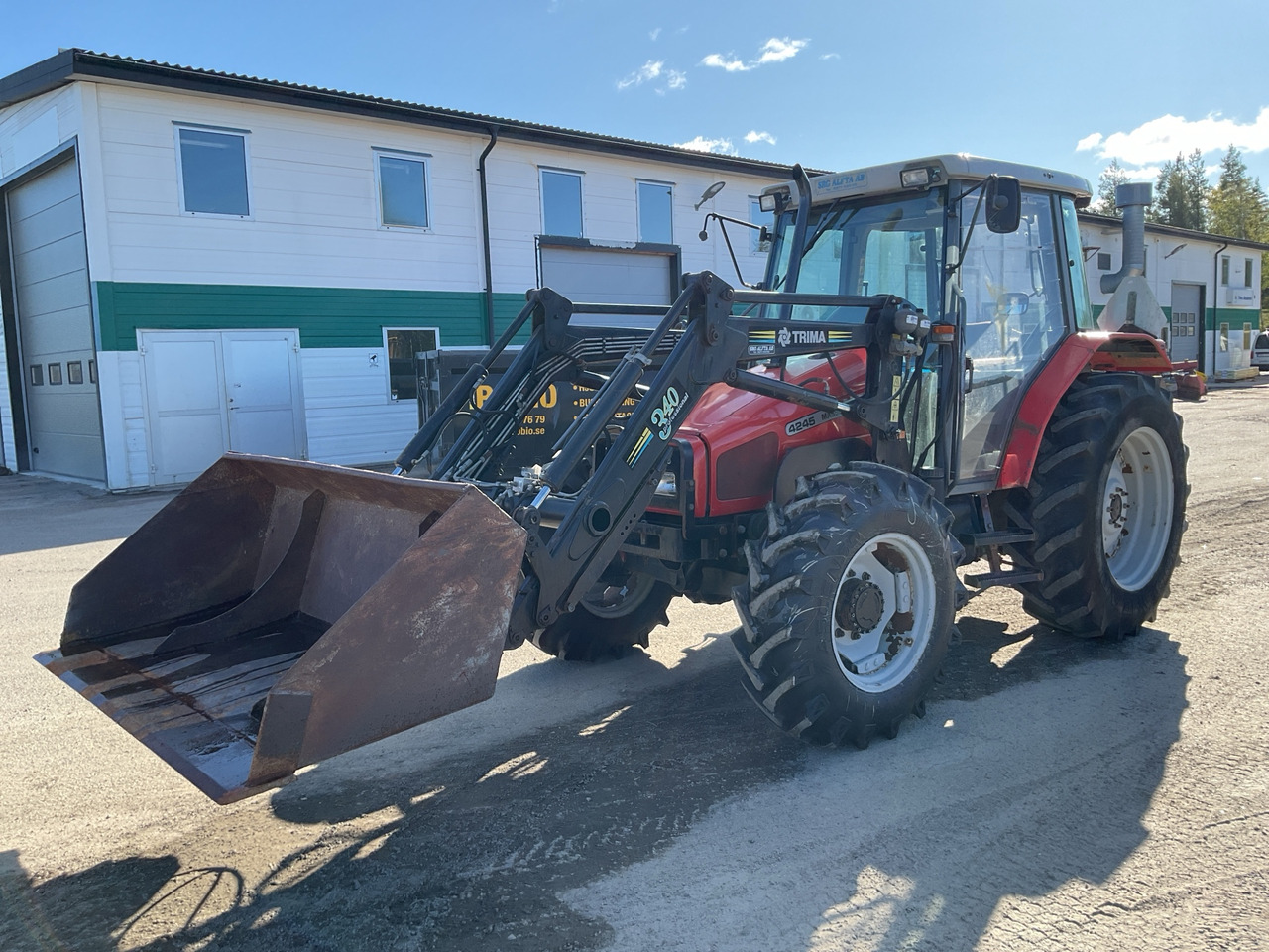 Massey Ferguson 4245-4 - Tractor: foto 1 Massey Ferguson 4245-4 - Tractor: foto 1