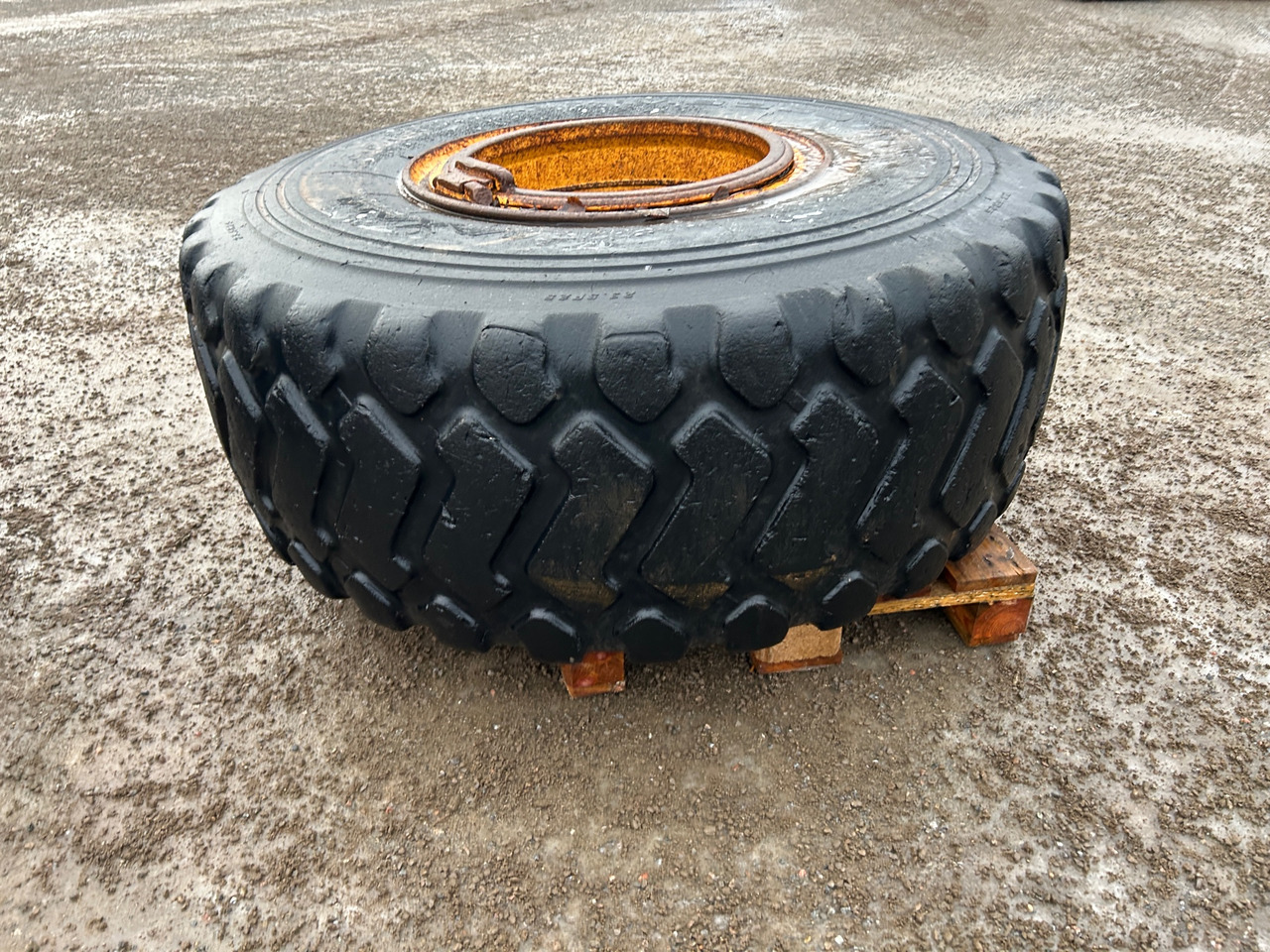 Maxam 23.5-R25 - Neumático para Maquinaria de construcción: foto 1 Maxam 23.5-R25 - Neumático para Maquinaria de construcción: foto 1