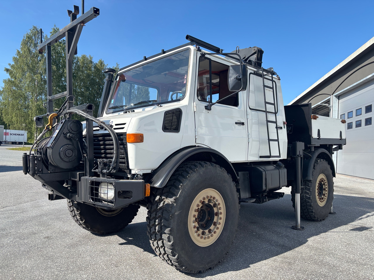Mercedes-Benz Unimog 1300 L - Camión grúa: foto 1 Mercedes-Benz Unimog 1300 L - Camión grúa: foto 1