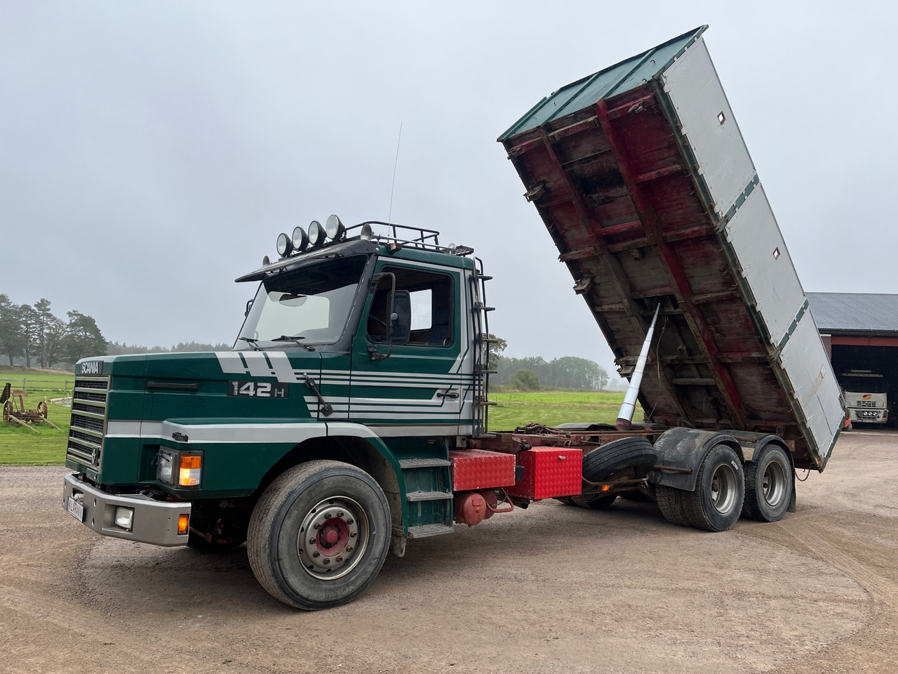 Scania T142H 6X2 54 - Camión volquete: foto 1 Scania T142H 6X2 54 - Camión volquete: foto 1