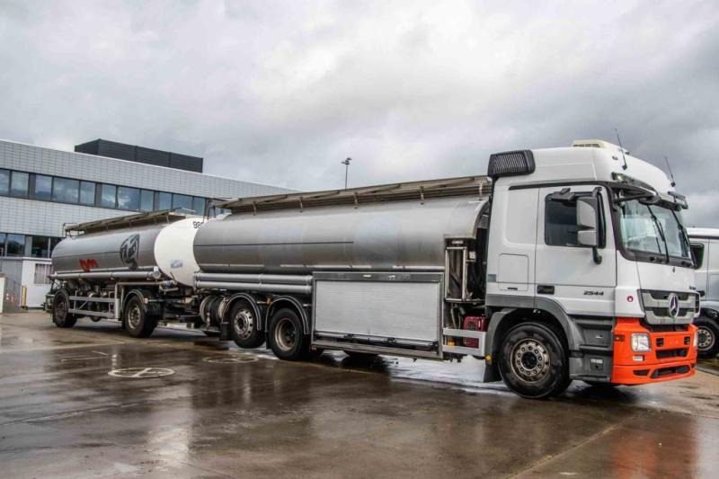 Mercedes ACTROS 2544-MP3+MAGYAR INOX18.200L+17.700L/2X6COMP - Camión cisterna: foto 2 Mercedes ACTROS 2544-MP3+MAGYAR INOX18.200L+17.700L/2X6COMP - Camión cisterna: foto 2