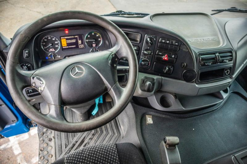 Foto del interior 1: Camión volquete Mercedes ACTROS 3241 K-MP3-8X4