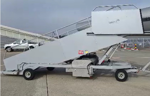 AERO-GSE stairs Towable stairs with the pedestrian movement ( 2,4-3,8m) - Escalera de pasajeros: foto 1 AERO-GSE stairs Towable stairs with the pedestrian movement ( 2,4-3,8m) - Escalera de pasajeros: foto 1