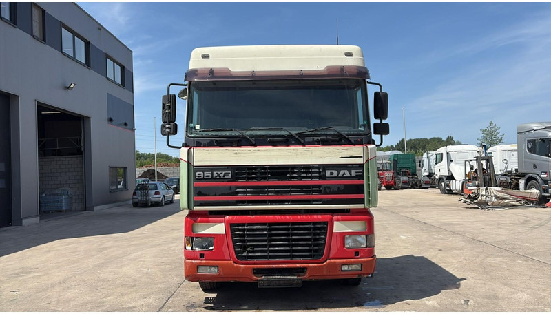 DAF XF 95.430 (EURO 3 / BOITE MANUELLE / MANUAL GEARBOX) - Cabeza tractora: foto 2 DAF XF 95.430 (EURO 3 / BOITE MANUELLE / MANUAL GEARBOX) - Cabeza tractora: foto 2