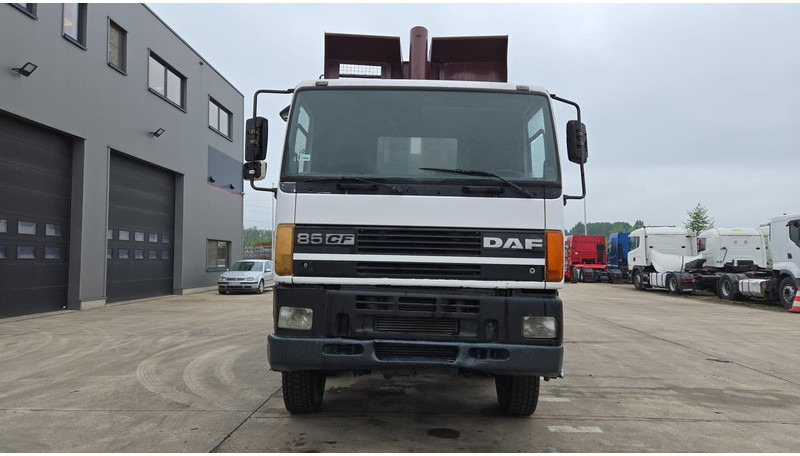 DAF 85 CF 340 (EURO 2 / MANUAL PUMP / STEEL SUSP. / POSSIBLE AS CHASSIS / 8X4) - Camión volquete: foto 2 DAF 85 CF 340 (EURO 2 / MANUAL PUMP / STEEL SUSP. / POSSIBLE AS CHASSIS / 8X4) - Camión volquete: foto 2