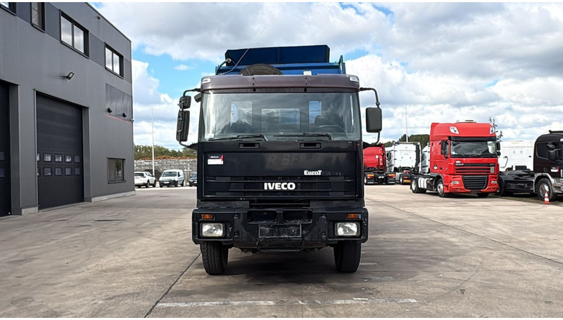 Iveco Eurotrakker 260 E 34 (POMPE MANUELLE / MANUAL PUMP / MANUAL GEARBOX / BOITE MANUELLE / LAMES) - Camión volquete: foto 2 Iveco Eurotrakker 260 E 34 (POMPE MANUELLE / MANUAL PUMP / MANUAL GEARBOX / BOITE MANUELLE / LAMES) - Camión volquete: foto 2