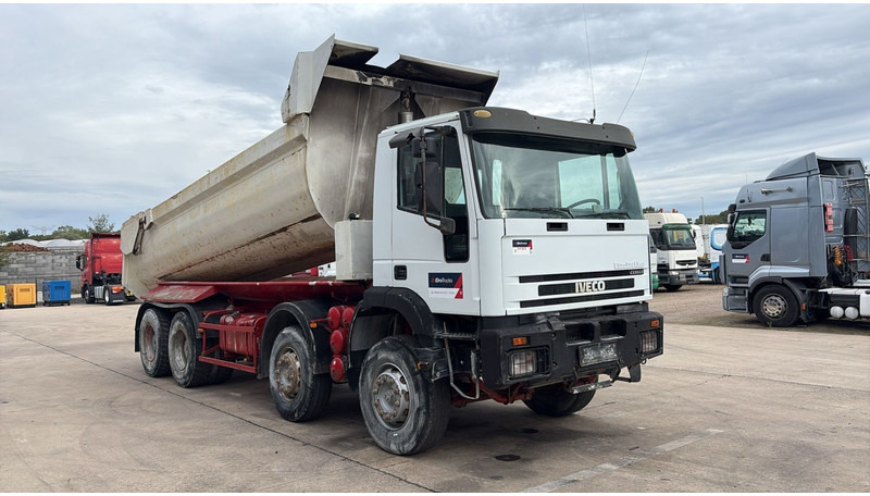 Iveco Eurotrakker 260 E32 (GRAND PONT / LAMES / POMPE MANUELLE / 8X4 / CURSOR 8) - Camión volquete: foto 3 Iveco Eurotrakker 260 E32 (GRAND PONT / LAMES / POMPE MANUELLE / 8X4 / CURSOR 8) - Camión volquete: foto 3