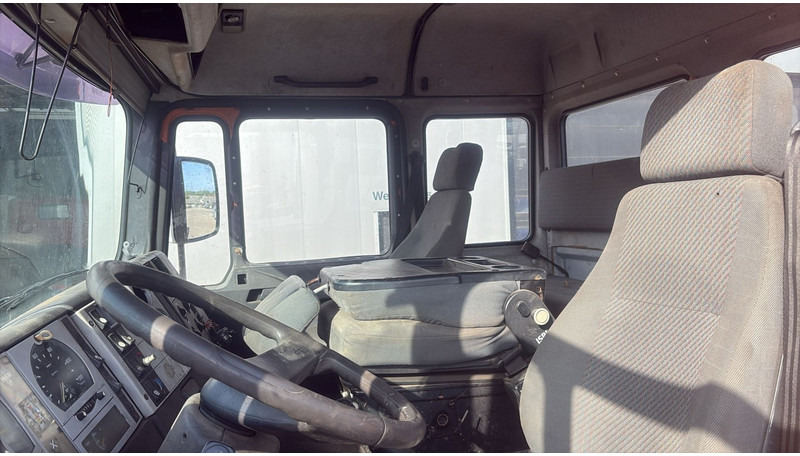 Camión chasis MAN 18.224 (MANUAL PUMP / MANUAL GEARBOX): foto 12