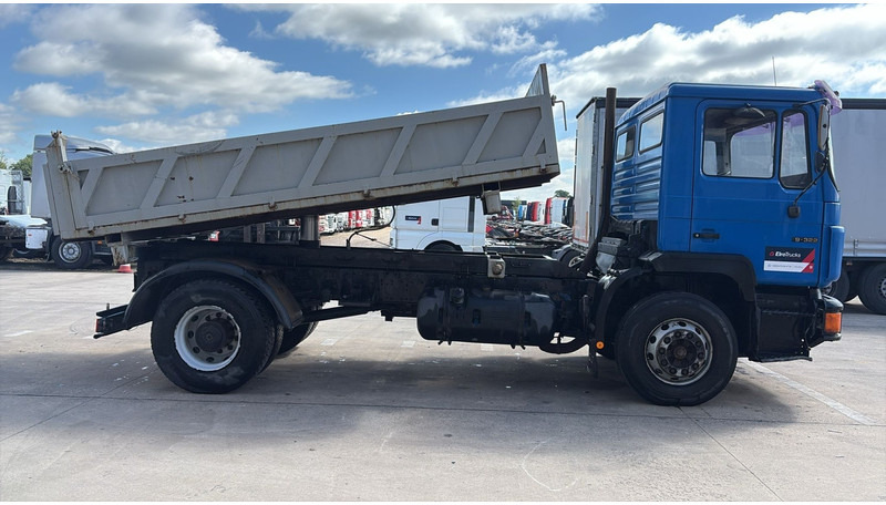 MAN 19.322 (MANUAL PUMP / STEEL SUSP. / LAMES / POMPE MANUELLE / BIG AXLE / GRAND PONT) - Camión volquete: foto 4 MAN 19.322 (MANUAL PUMP / STEEL SUSP. / LAMES / POMPE MANUELLE / BIG AXLE / GRAND PONT) - Camión volquete: foto 4
