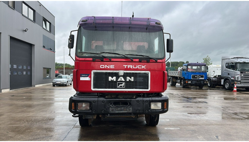 MAN 26.403 (STEEL SUSPENSION / VERY CLEAN / 6 CYLINDER / BIG AXLE / EURO 2) - Camión volquete: foto 2 MAN 26.403 (STEEL SUSPENSION / VERY CLEAN / 6 CYLINDER / BIG AXLE / EURO 2) - Camión volquete: foto 2