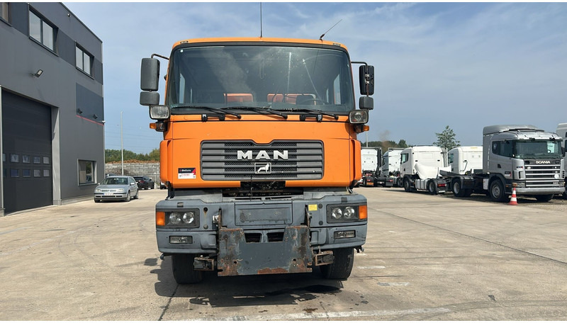 MAN 28.364 (4X4 + LIFT AXLE / 6 CYLINDERS / GOOD CONDITION / FRONT STEEL / MANUAL GEARBOX) - Camión volquete: foto 2 MAN 28.364 (4X4 + LIFT AXLE / 6 CYLINDERS / GOOD CONDITION / FRONT STEEL / MANUAL GEARBOX) - Camión volquete: foto 2
