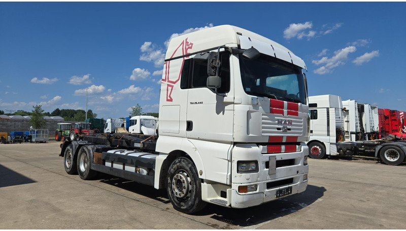 MAN TGA 26.440 (MANUAL GEARBOX / FRONT STEEL / 6X2 / BOITE MANUELLE / DEVANT LAMES) - Camión chasis: foto 4 MAN TGA 26.440 (MANUAL GEARBOX / FRONT STEEL / 6X2 / BOITE MANUELLE / DEVANT LAMES) - Camión chasis: foto 4