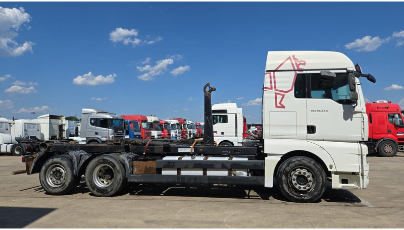 MAN TGA 26.440 (MANUAL GEARBOX / FRONT STEEL / 6X2 / BOITE MANUELLE / DEVANT LAMES) - Camión chasis: foto 3 MAN TGA 26.440 (MANUAL GEARBOX / FRONT STEEL / 6X2 / BOITE MANUELLE / DEVANT LAMES) - Camión chasis: foto 3