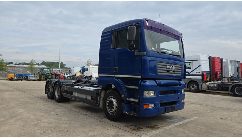 MAN TGA 26.460 (MANUAL PUMP / POMPE MANUELLE / MANUAL GEARBOX / BOITE MANUELLE / 6X2 / FRONT STEEL / DEVANT LAMES) - Camión chasis: foto 3 MAN TGA 26.460 (MANUAL PUMP / POMPE MANUELLE / MANUAL GEARBOX / BOITE MANUELLE / 6X2 / FRONT STEEL / DEVANT LAMES) - Camión chasis: foto 3
