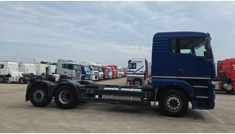 MAN TGA 26.460 (MANUAL PUMP / POMPE MANUELLE / MANUAL GEARBOX / BOITE MANUELLE / 6X2 / FRONT STEEL / DEVANT LAMES) - Camión chasis: foto 4 MAN TGA 26.460 (MANUAL PUMP / POMPE MANUELLE / MANUAL GEARBOX / BOITE MANUELLE / 6X2 / FRONT STEEL / DEVANT LAMES) - Camión chasis: foto 4