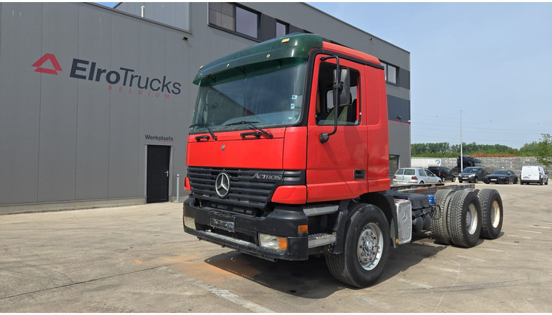 Mercedes-Benz ACTROS 2640 (EPS / 3 PEDALES / V6 / LAMES / GRAND PONT / EURO 2 / SEMI-AUTO) - Camión chasis: foto 1 Mercedes-Benz ACTROS 2640 (EPS / 3 PEDALES / V6 / LAMES / GRAND PONT / EURO 2 / SEMI-AUTO) - Camión chasis: foto 1