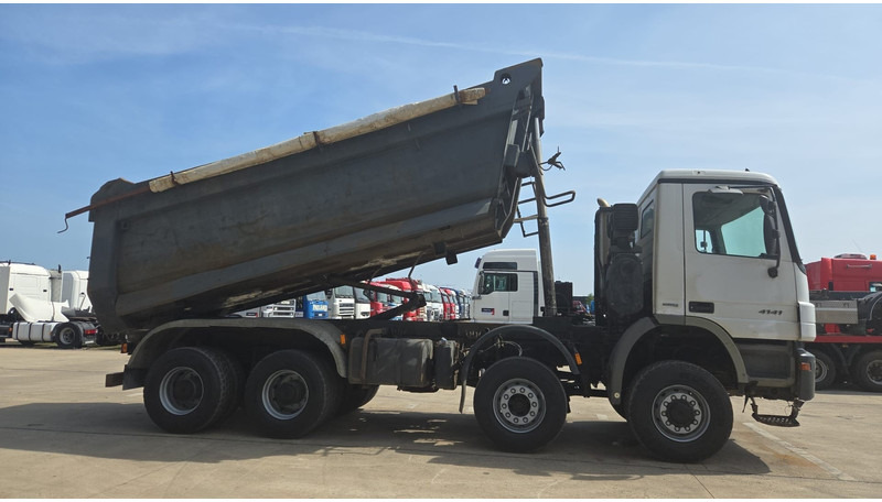 Mercedes-Benz Actros 4141 (EPS / 8X6 / GRAND PONT / BIG AXLE / LAMES / STEEL / V6) - Camión volquete: foto 4 Mercedes-Benz Actros 4141 (EPS / 8X6 / GRAND PONT / BIG AXLE / LAMES / STEEL / V6) - Camión volquete: foto 4