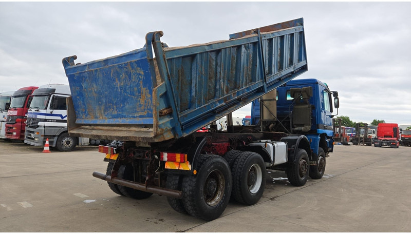 Mercedes-Benz Actros 4143 (EPS / 8X6 / LAMES / GRAND PONT / V6 / 3 PEDALES / MP1) - Camión volquete: foto 5 Mercedes-Benz Actros 4143 (EPS / 8X6 / LAMES / GRAND PONT / V6 / 3 PEDALES / MP1) - Camión volquete: foto 5