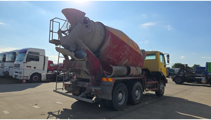 Mercedes-Benz SK 2527 (MALAXEUR / MIXER / POSSIBLE COMME CHASSIS / 6X4 / LAMES / GRAND PONT) - Camión hormigonera: foto 4 Mercedes-Benz SK 2527 (MALAXEUR / MIXER / POSSIBLE COMME CHASSIS / 6X4 / LAMES / GRAND PONT) - Camión hormigonera: foto 4