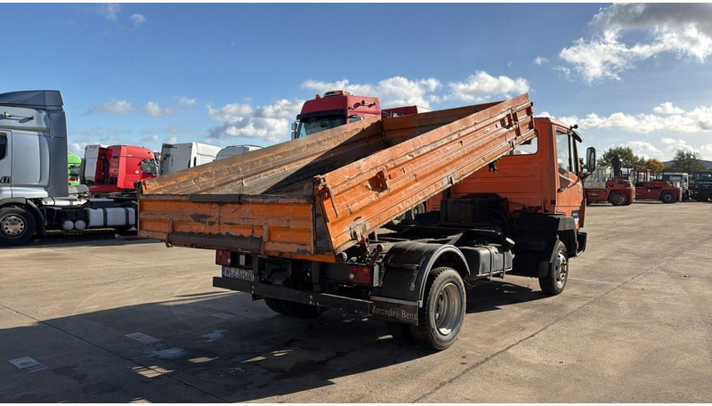 Mercedes-Benz SK 814 (3 WAY TIPPER / MANUAL PUMP / AUXILAIRY / SPER / STEEL SUSP. / LAMES) - Camión volquete: foto 4 Mercedes-Benz SK 814 (3 WAY TIPPER / MANUAL PUMP / AUXILAIRY / SPER / STEEL SUSP. / LAMES) - Camión volquete: foto 4