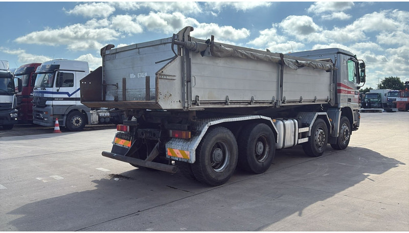 Mercedes-Benz actros 3241 (8X4 / LAMES / GRAND PONT / GRAND BENNE / 3 PONTS / TRES BONNE ETAT) - Camión volquete: foto 5 Mercedes-Benz actros 3241 (8X4 / LAMES / GRAND PONT / GRAND BENNE / 3 PONTS / TRES BONNE ETAT) - Camión volquete: foto 5