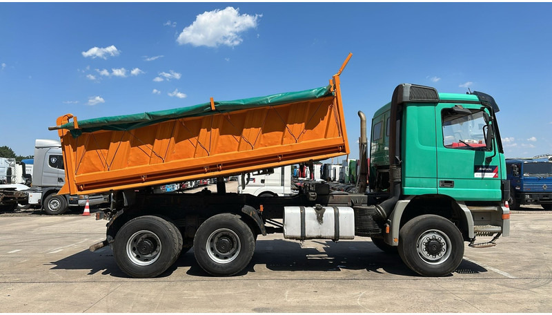 Mercedes-Benz actros 3340 (EPS / 6X6 / 3 PEDALES / LAMES / GRAND PONT / BIG AXLE / TRES PROPRE) - Camión volquete: foto 4 Mercedes-Benz actros 3340 (EPS / 6X6 / 3 PEDALES / LAMES / GRAND PONT / BIG AXLE / TRES PROPRE) - Camión volquete: foto 4