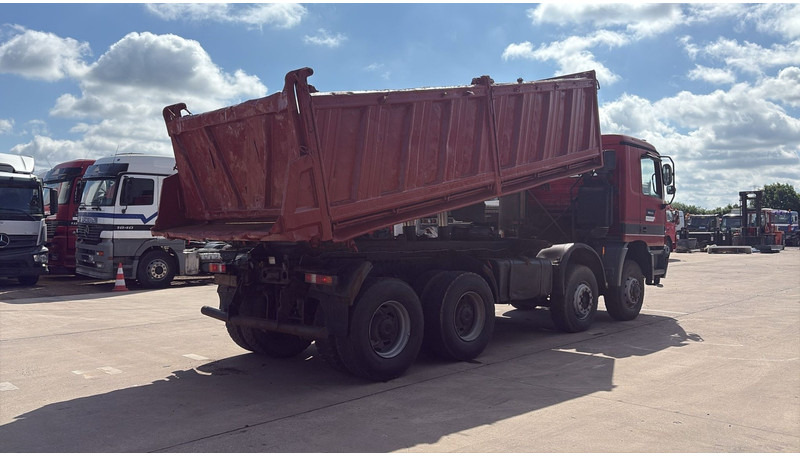 Mercedes-Benz actros 4140 (EPS / 8X6 / LAMES / GRAND PONT / GRAND BENNE / 3 PONTS / TRES BONNE ETAT) - Camión volquete: foto 5 Mercedes-Benz actros 4140 (EPS / 8X6 / LAMES / GRAND PONT / GRAND BENNE / 3 PONTS / TRES BONNE ETAT) - Camión volquete: foto 5