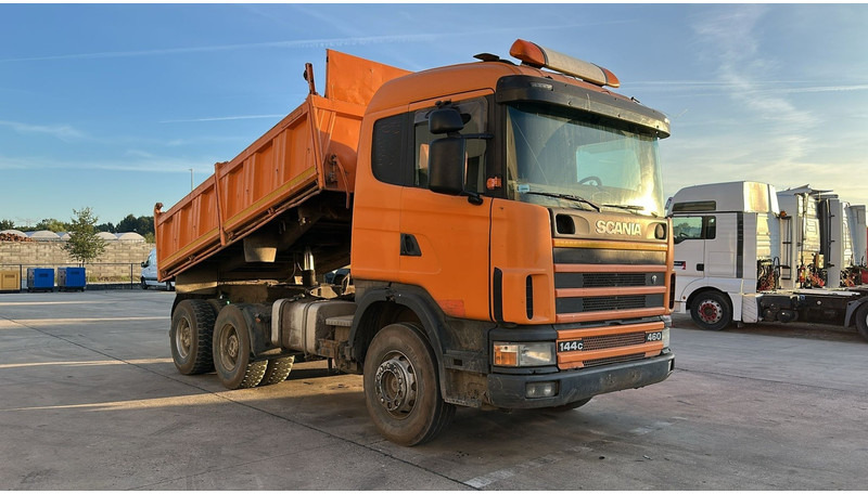 Scania 144-460 (BIG AXLE / GRAND PONT / LAMES / STEEL SUSP. / MANUAL GEARBOX / BOITE MANUELLE) - Camión volquete: foto 3 Scania 144-460 (BIG AXLE / GRAND PONT / LAMES / STEEL SUSP. / MANUAL GEARBOX / BOITE MANUELLE) - Camión volquete: foto 3