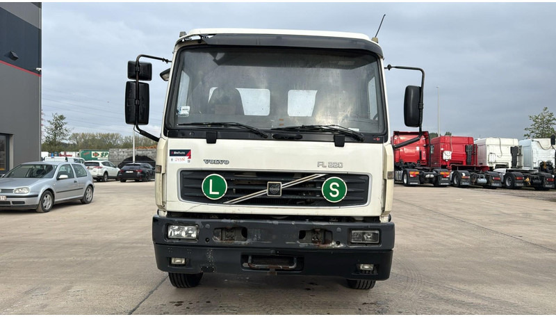 Volvo FL 220 (FULL STEEL SUSP. / 10 BOLTS / 18 TONS / VERY CLEAN CHASSIS !!! / CHASSIS 5.50M LENGHT) - Camión chasis: foto 2 Volvo FL 220 (FULL STEEL SUSP. / 10 BOLTS / 18 TONS / VERY CLEAN CHASSIS !!! / CHASSIS 5.50M LENGHT) - Camión chasis: foto 2