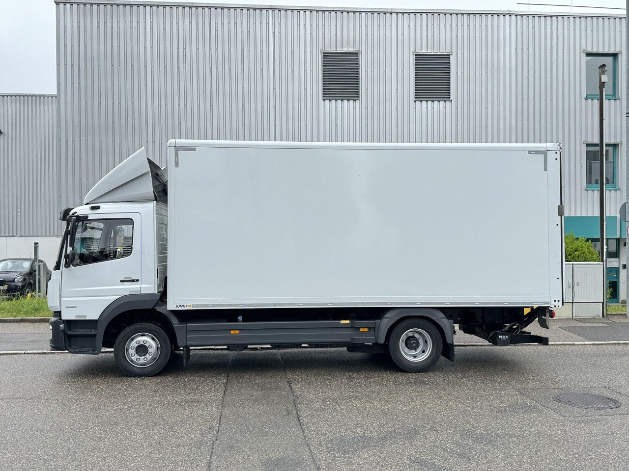Mercedes-Benz Atego 1221 L Koffer 6,1m LBW AHK Klima TOP - Camión caja cerrada: foto 4 Mercedes-Benz Atego 1221 L Koffer 6,1m LBW AHK Klima TOP - Camión caja cerrada: foto 4
