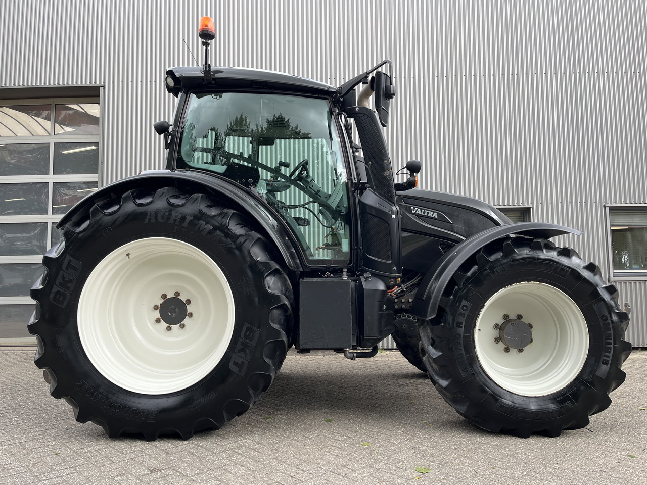 VALTRA N174 Active - Tractor: foto 2 VALTRA N174 Active - Tractor: foto 2