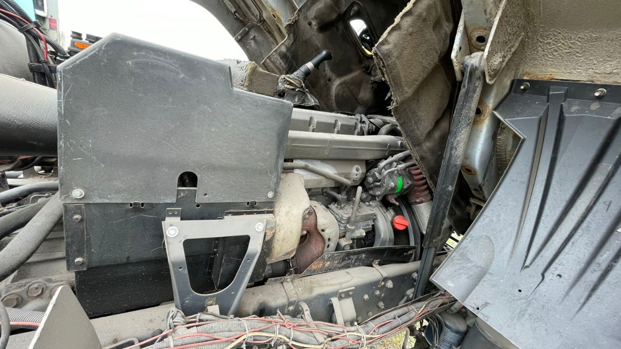 Cabeza tractora DAF CF 85: foto 16