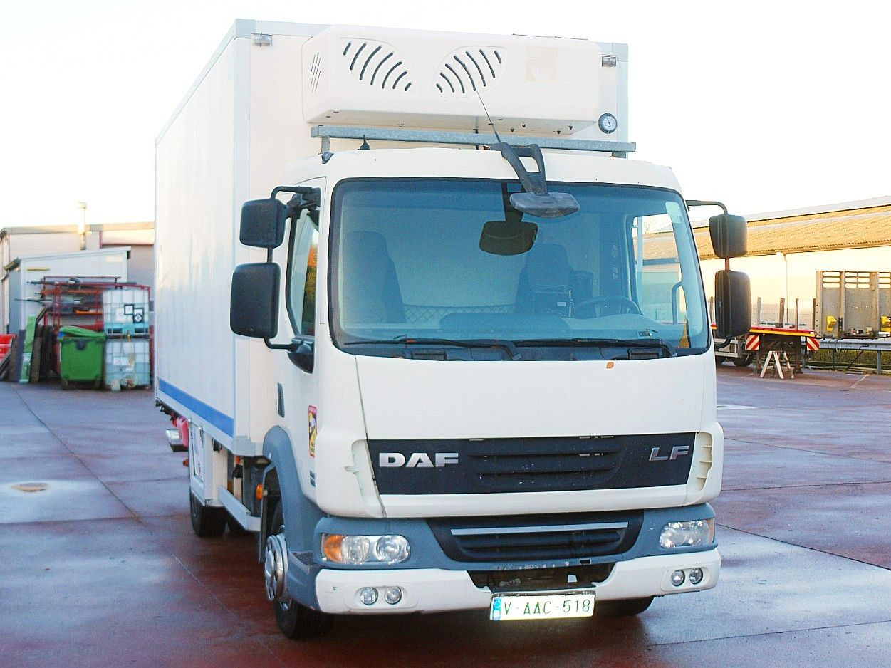 DAF LF 45.160 ISOTHERM KOFFER LADEBORDWAND - Camión frigorífico: foto 1 DAF LF 45.160 ISOTHERM KOFFER LADEBORDWAND - Camión frigorífico: foto 1