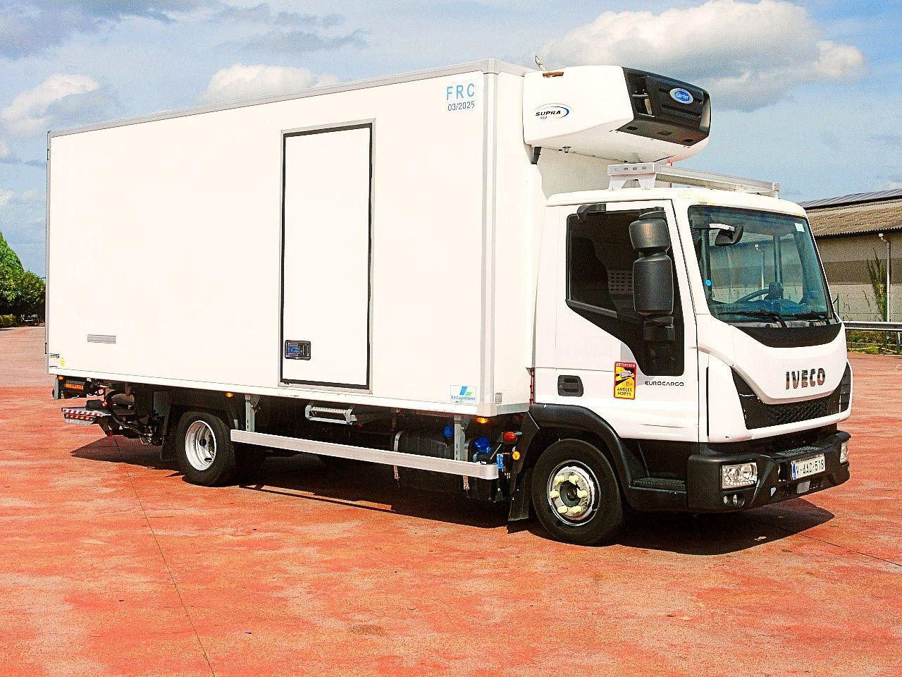 Iveco 100E19 KUHLKOFFER CARRIER SUPRA 550 luft fed A/C - Camión frigorífico: foto 2 Iveco 100E19 KUHLKOFFER CARRIER SUPRA 550 luft fed A/C - Camión frigorífico: foto 2