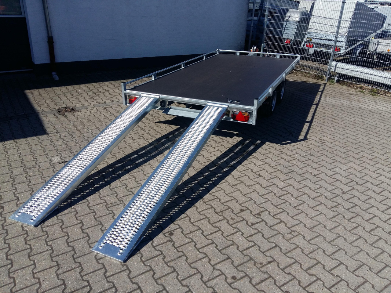 Auto Transporter Atlas 406x200cm Reling Winde Rampen 13" niedrig Fahrwerk (XL) 2700kg Modell 2024 - Remolque plataforma/ Caja abierta: foto 2 Auto Transporter Atlas 406x200cm Reling Winde Rampen 13" niedrig Fahrwerk (XL) 2700kg Modell 2024 - Remolque plataforma/ Caja abierta: foto 2