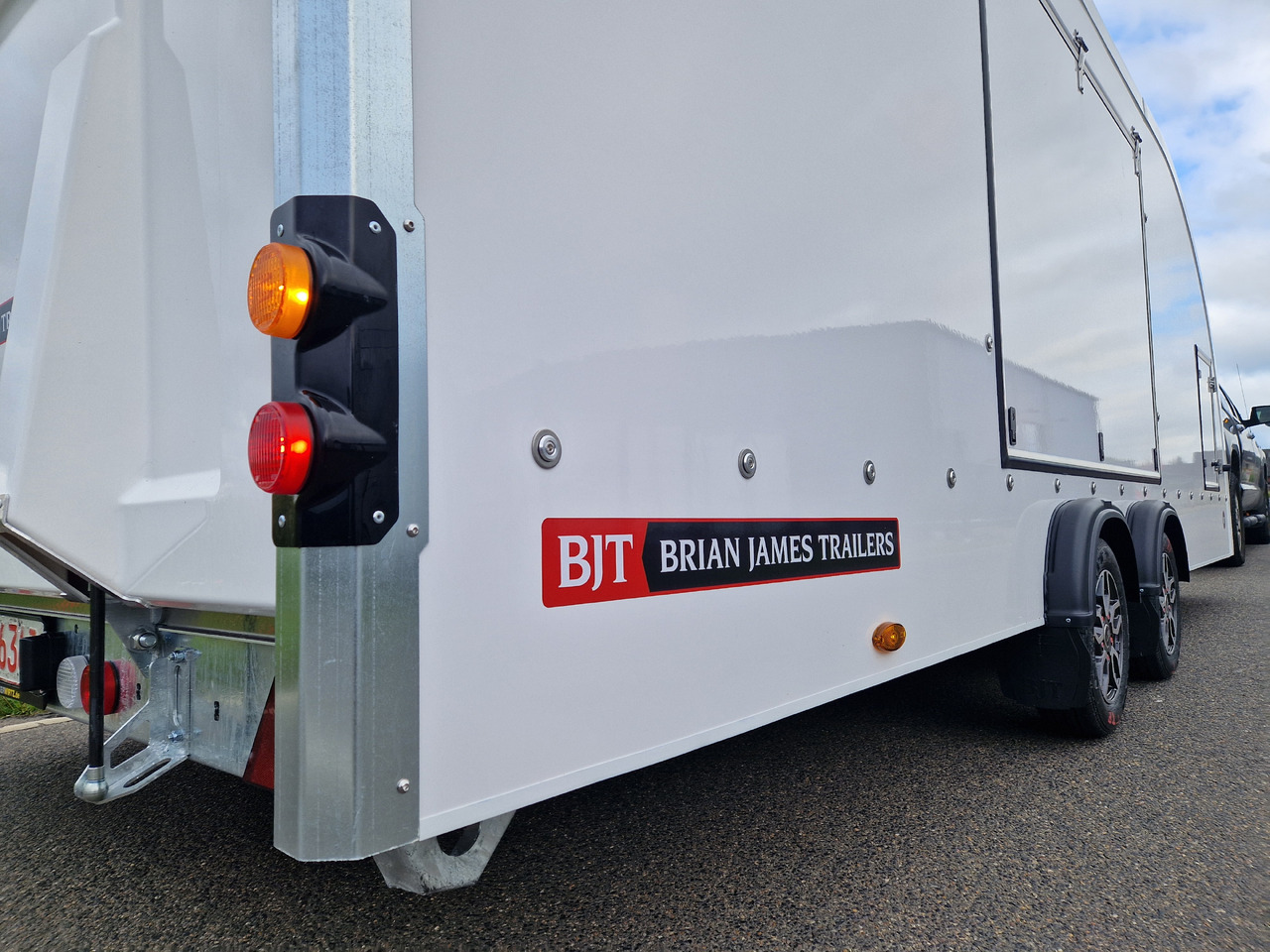 Remolque portavehículos BJT Race Transporter 4 550x212x188cm weiss E Winde Frontstauraum ASR Alufelgen dark 3500kg Modell 24: foto 10