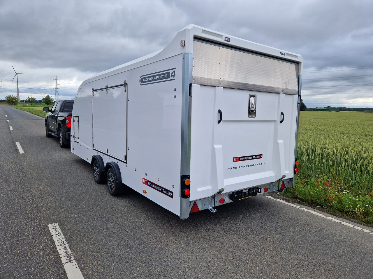 Remolque portavehículos BJT Race Transporter 4 550x212x188cm weiss E Winde Frontstauraum ASR Alufelgen dark 3500kg Modell 24: foto 12