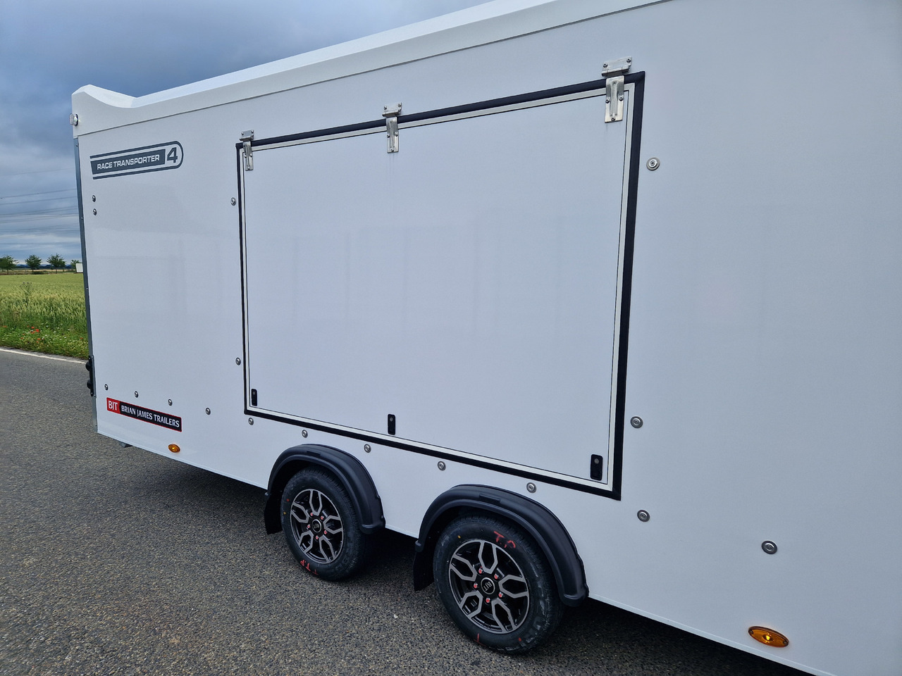 Remolque portavehículos BJT Race Transporter 4 550x212x188cm weiss E Winde Frontstauraum ASR Alufelgen dark 3500kg Modell 24: foto 7