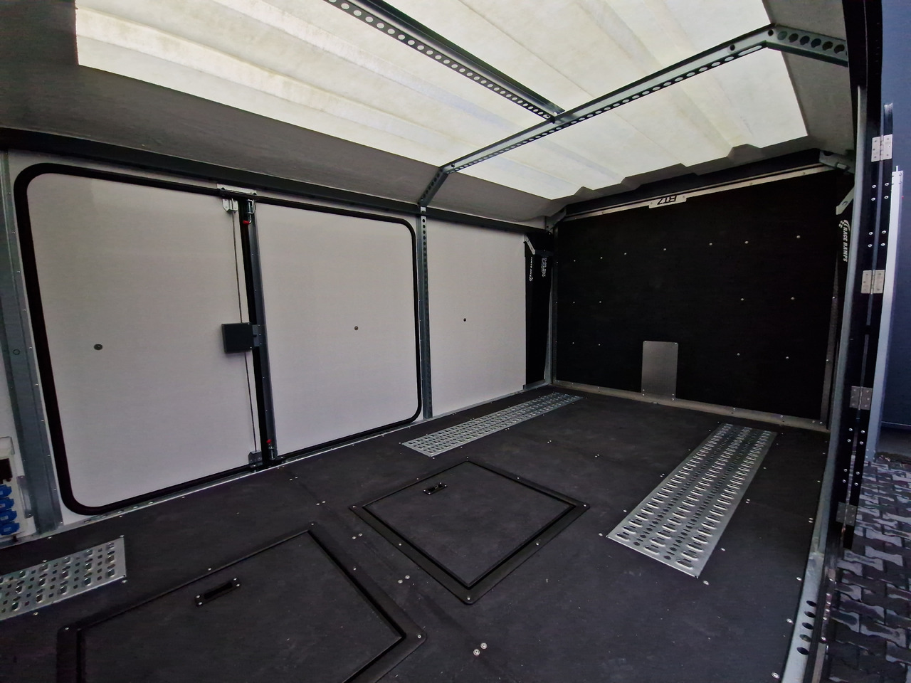 BJT Race Transporter 7 397-6023-35-3-10-B 600x228cm Premium Stauraum Kamera RR 230V Tridem 3500kg - Remolque portavehículos: foto 2 BJT Race Transporter 7 397-6023-35-3-10-B 600x228cm Premium Stauraum Kamera RR 230V Tridem 3500kg - Remolque portavehículos: foto 2