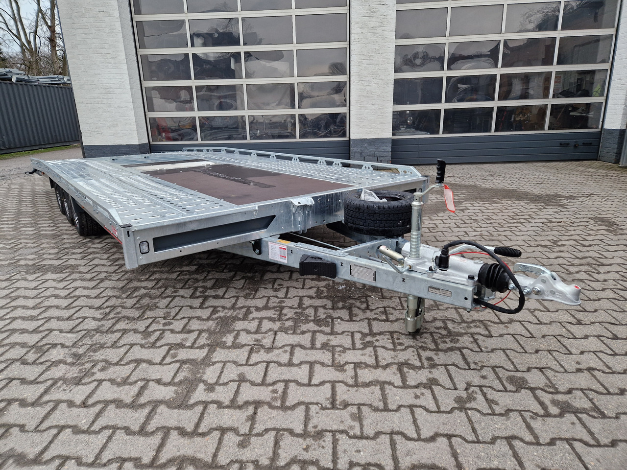 BJT T Transporter 231 550x224cm grau Tridem Alufelgen Auffahrrampen 180cm (XXL) 3500kg Aktion - Remolque porta maquinaria: foto 1 BJT T Transporter 231 550x224cm grau Tridem Alufelgen Auffahrrampen 180cm (XXL) 3500kg Aktion - Remolque porta maquinaria: foto 1