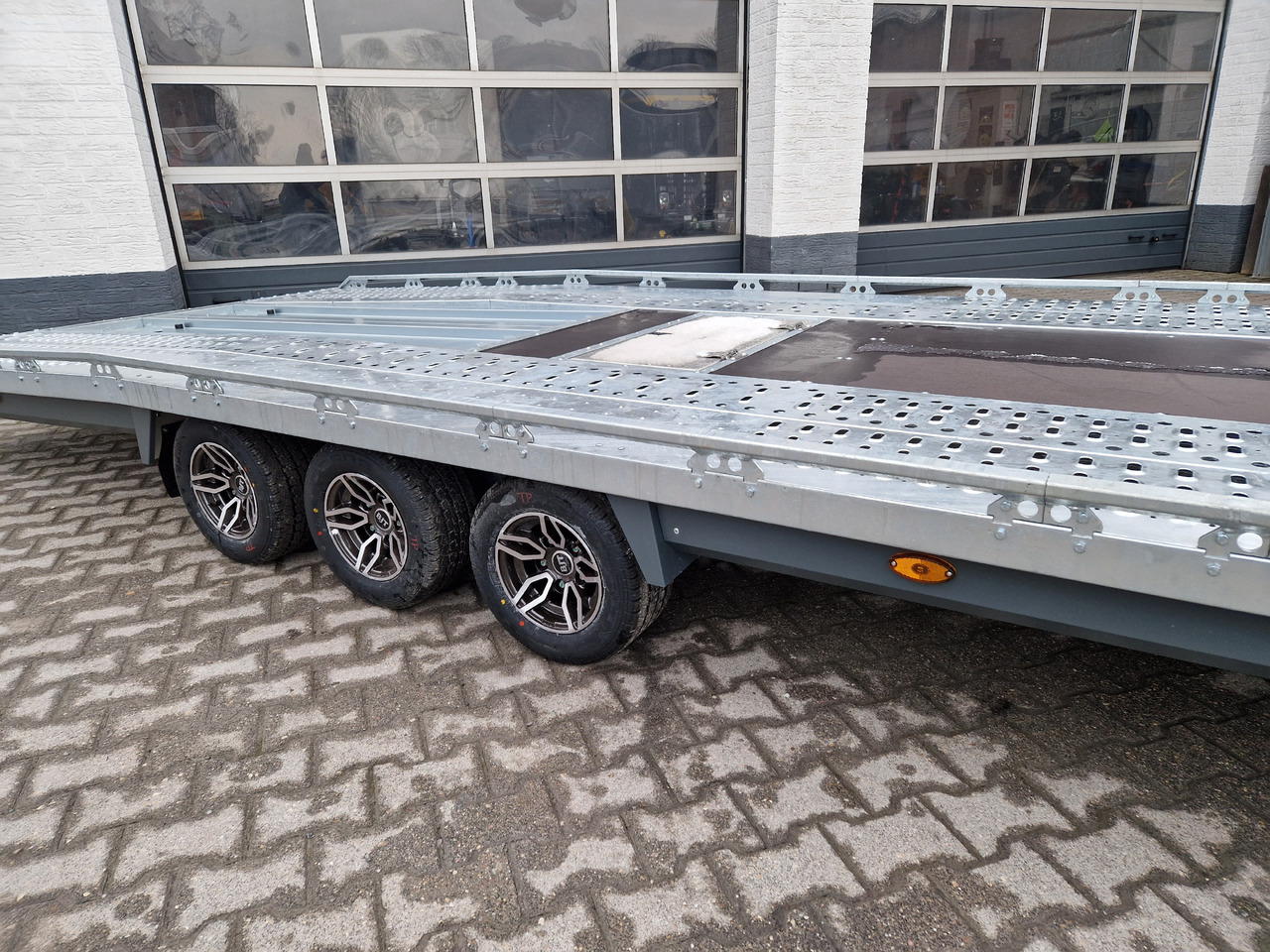BJT T Transporter 231 550x224cm grau Tridem Alufelgen Auffahrrampen 180cm (XXL) 3500kg Aktion - Remolque porta maquinaria: foto 4 BJT T Transporter 231 550x224cm grau Tridem Alufelgen Auffahrrampen 180cm (XXL) 3500kg Aktion - Remolque porta maquinaria: foto 4
