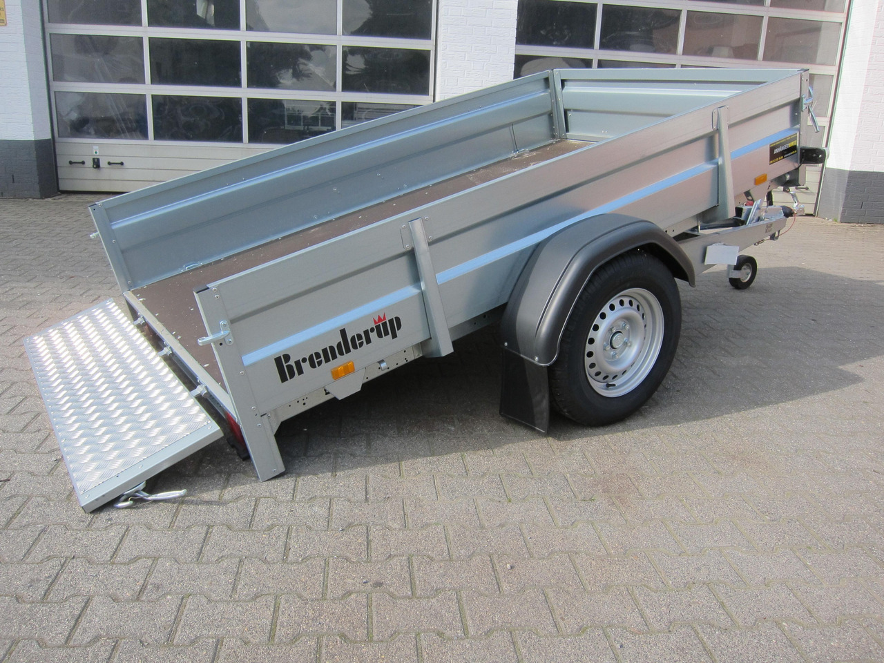 Brenderup 2260 WSB 258x153x40cm Stahl ankippbar Rampe extrabreit klappbare Vorderwand 1300kg - Remolque porta maquinaria: foto 2 Brenderup 2260 WSB 258x153x40cm Stahl ankippbar Rampe extrabreit klappbare Vorderwand 1300kg - Remolque porta maquinaria: foto 2
