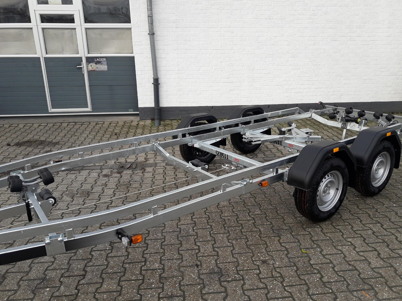 Brenderup Bootstrailer Premium 242500 TB SR 2500 Superrollen Winde 2500kg 312269 Modell 2024 - Remolque para barco: foto 2 Brenderup Bootstrailer Premium 242500 TB SR 2500 Superrollen Winde 2500kg 312269 Modell 2024 - Remolque para barco: foto 2