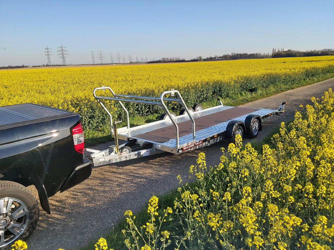 Brian James A4 Transporter 500x200cm blackline Alufelgen easy glide Rampen 240cm Reifenregal 3000kg - Remolque portavehículos: foto 2 Brian James A4 Transporter 500x200cm blackline Alufelgen easy glide Rampen 240cm Reifenregal 3000kg - Remolque portavehículos: foto 2