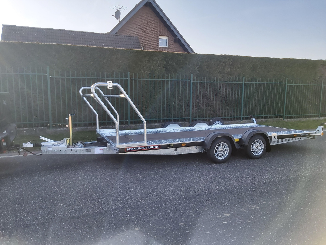 Brian James A4 Transporter 500x200cm blackline Alufelgen easy glide Rampen 240cm Reifenregal 3000kg - Remolque portavehículos: foto 4 Brian James A4 Transporter 500x200cm blackline Alufelgen easy glide Rampen 240cm Reifenregal 3000kg - Remolque portavehículos: foto 4