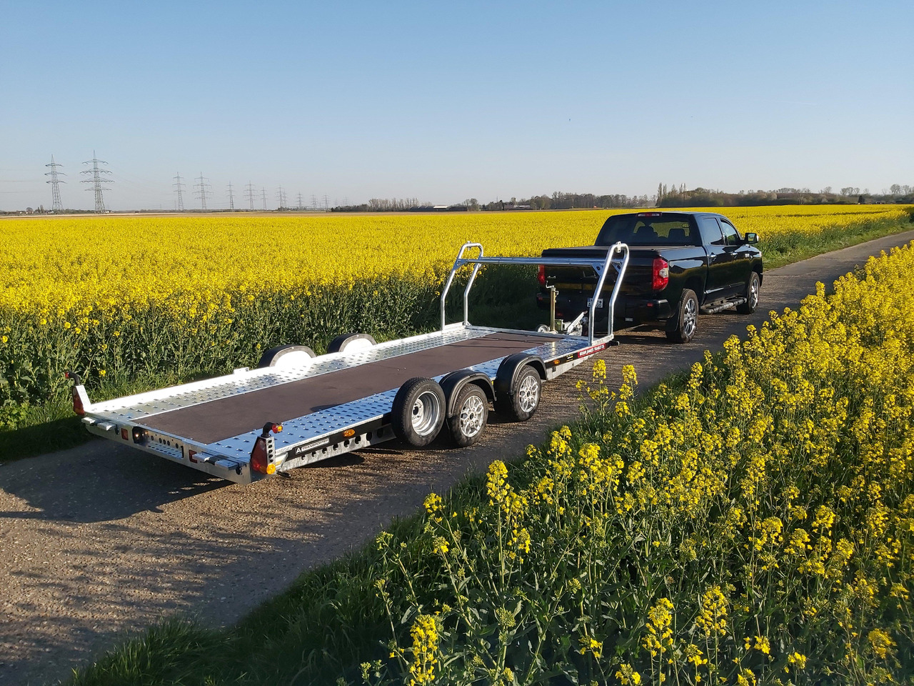 Brian James A4 Transporter 500x200cm blackline Alufelgen easy glide Rampen 240cm Reifenregal 3000kg - Remolque portavehículos: foto 1 Brian James A4 Transporter 500x200cm blackline Alufelgen easy glide Rampen 240cm Reifenregal 3000kg - Remolque portavehículos: foto 1