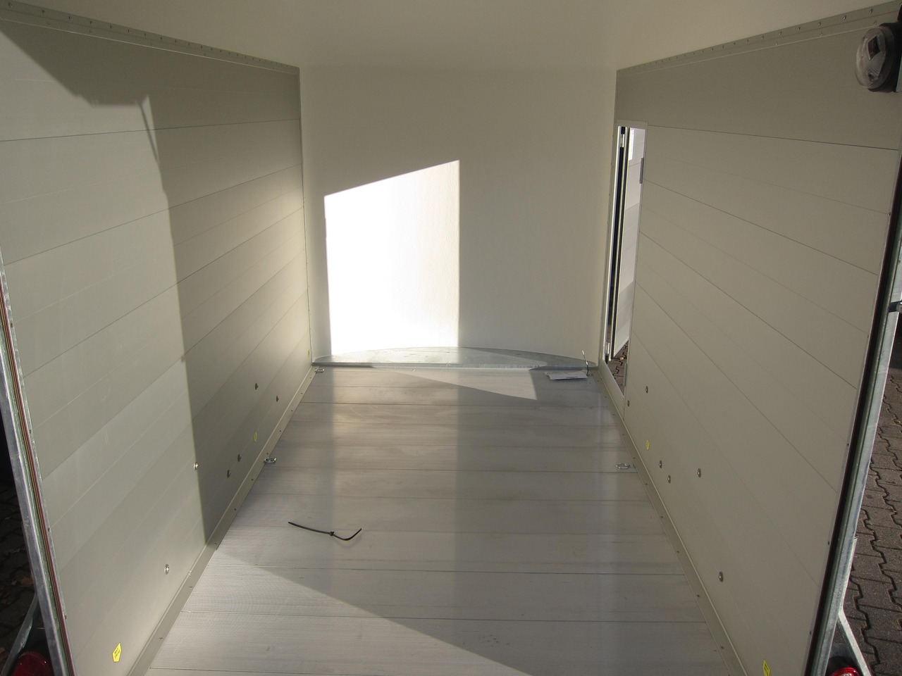 Cargo Roadster 500 312x167x199cm Alu Poly white Seitentür Pullman 100km/H 2000kg - Remolque caja cerrada: foto 3 Cargo Roadster 500 312x167x199cm Alu Poly white Seitentür Pullman 100km/H 2000kg - Remolque caja cerrada: foto 3