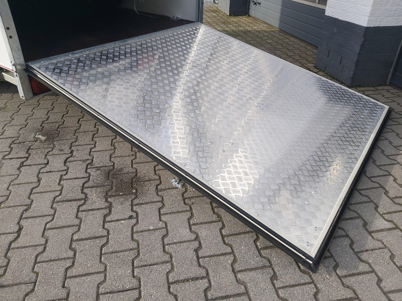 Remolque caja cerrada Hochlader Koffer TFSP 420T.01 420x200x210cm aero Zurrsys. Seitentür Heckrampe 10" 100km/H 2700kg: foto 9