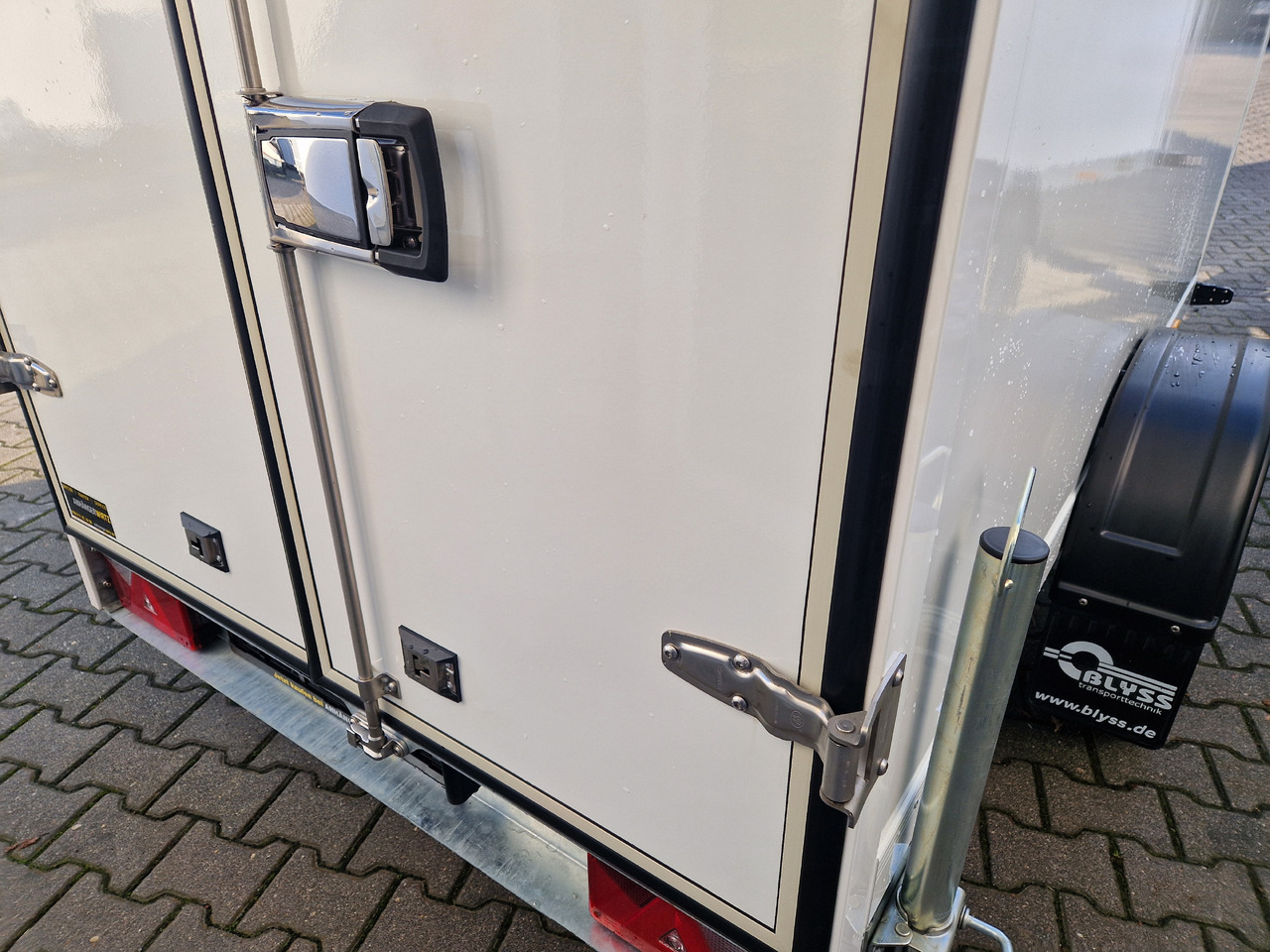 Kargo FS1326/150HL 255x134x150cm GFK Zurrsystem (S) 100km/H 1300kg - Remolque caja cerrada: foto 3 Kargo FS1326/150HL 255x134x150cm GFK Zurrsystem (S) 100km/H 1300kg - Remolque caja cerrada: foto 3